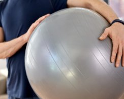 25 суперэффективных упражнений с фитболом для занятий дома